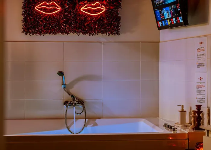 Апартаменты L'ecrin Rouge Escapade Romantique Et Balneo Prive Бордо